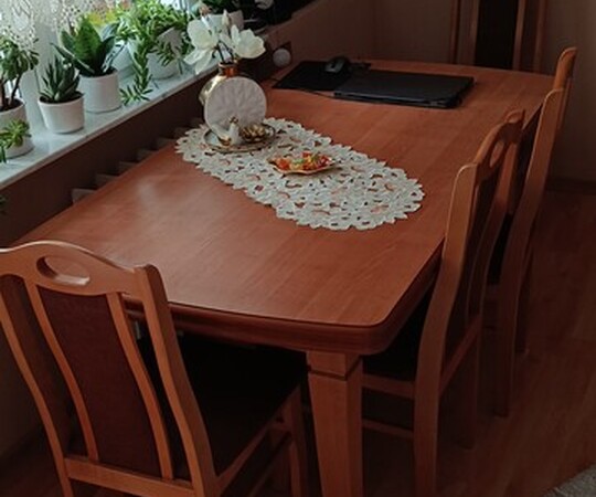 Stół o wymiarach 160x90 kolor olcha po rozłożeniu 240. 