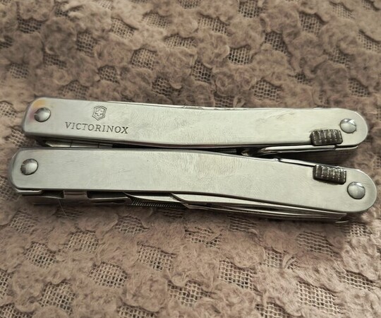 Sprzedam wielofunkcyjny scyzoryk Multitool Victorinox 