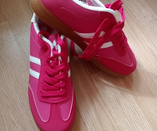 Sprzedam buty sportowe, raz ubrane w kolorze fuksji 