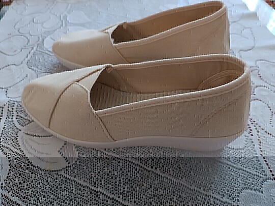 Sprzedam nowe płócienne buty damskie, wygodne w rozmiarze 