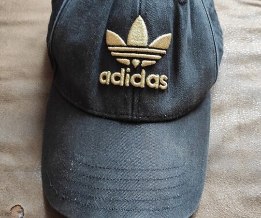 Sprzedam czarną czapkę z daszkiem marki Adidas z 