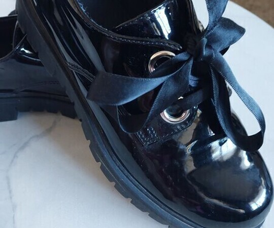 Sprzedam buty lakierowane dla dziewczynki. Rozmiar 