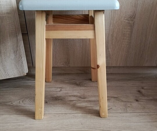 Witam. Taboret drewniany 20zł 