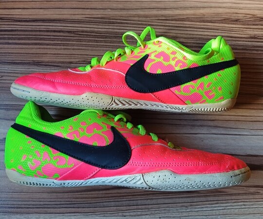 Nike 40 halówki do odświeżenia, zadrapanie widoczne na 