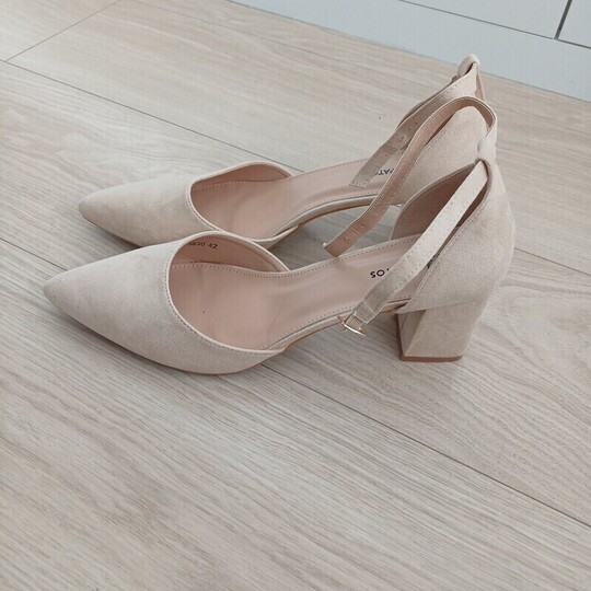 Sprzedam nowe sandaly rozniar 42 
