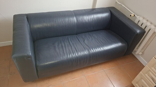 Sprzedam sofę skórzaną. Kolor granatowy. Nie zniszczona 