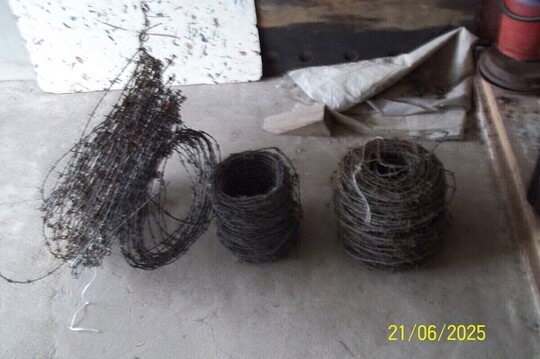 Sprzedam dwa krążki drutu kolczastego gr.2,5 mm. Waga 