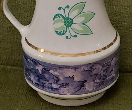 CHODZIEZ Porcelanowy dzbanek stan bardzo dobry, sygnowany 