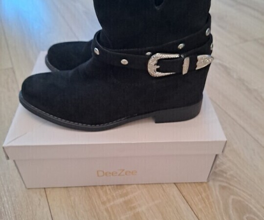 Sprzedam buty widoczne na zdjęciu DeeZee stan b. dobry 