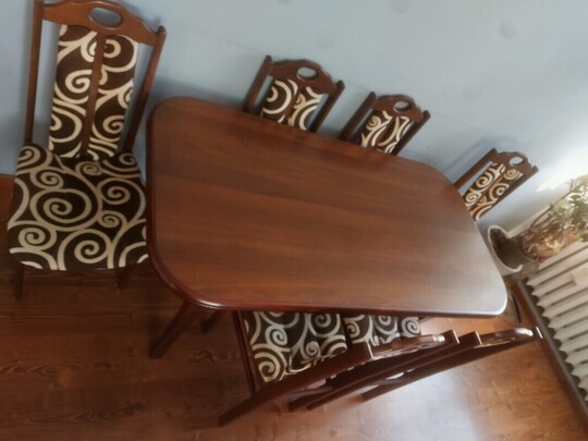 Sprzedam Drewniany stół + 6 krzeseł Stół ma wymiary 150x80 