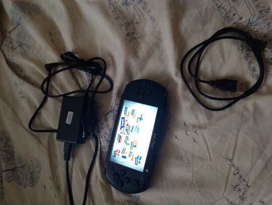 Sprzedam zadbaną konsolę przenośną PSP E1004 street+ karta 