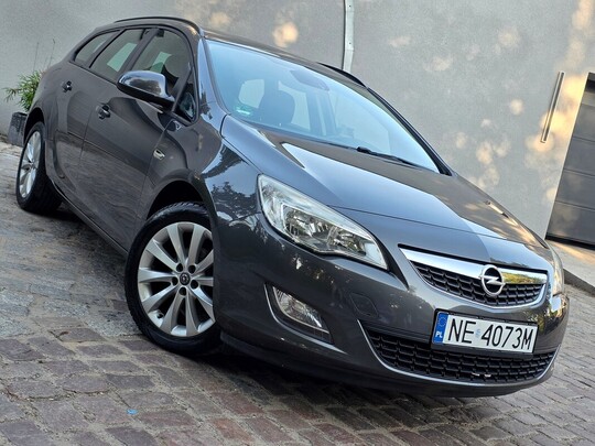 Opel Astra Benz 120km Navi czujniki parkowania skory 