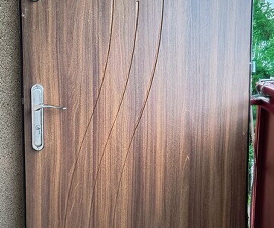 Oddam drzwi wewnętrzne wejściowe na klatkę schodową 