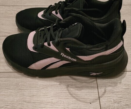 Sprzedam damskie buty sportowe Reebok w rozmiarze 39.W 