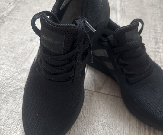 Sprzedam buty sportowe czarne, lekkie, wygodne rozmiar 42 