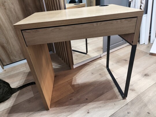 Biurko IKEA Micke w kolorze jasnego drewna z metalową 