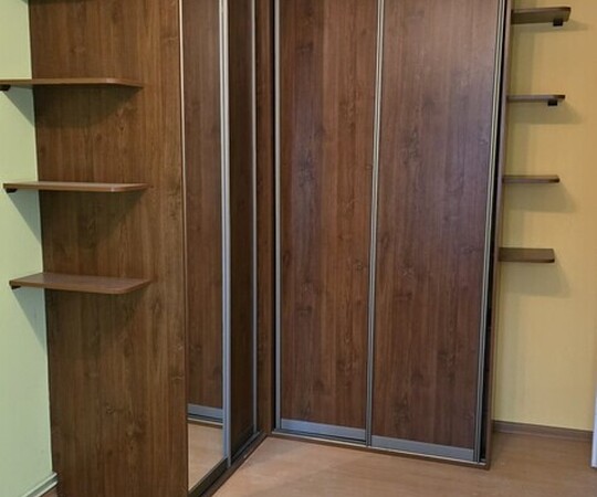 Szafa narożna drzwi przesuwne z lustrem 130x160x223 jest 