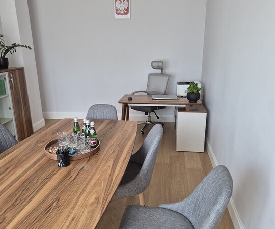 Sprzedam stół (rozmiar 200 cmx100 cm), biurko, komodę - 