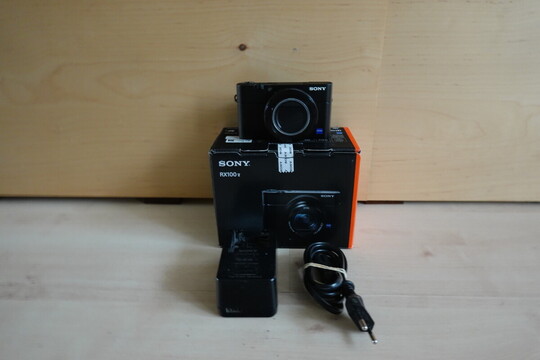 Aparat fotograficzny Sony DSC RX 100 Va wraz z trzema 