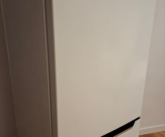 Sprzedam lodówkę AMICA FK200.4 zakupioną w 2023 r. 