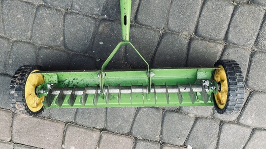 Wertykulator lub aerator trawnika marki Wolf-Garten 