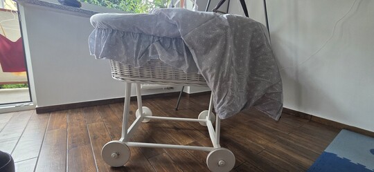 Sprzedam kosz Mojżesza z kompletem pościeli i karuzelą 
