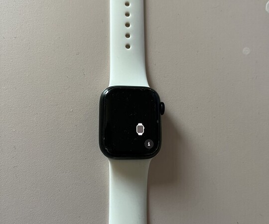 Sprzedam Apple Watch 7 41mm na białym pasku. Od początku 