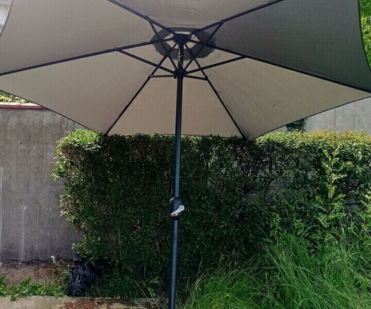 Odsprzedam nowy parasol przeciwsłoneczny w kolorze 