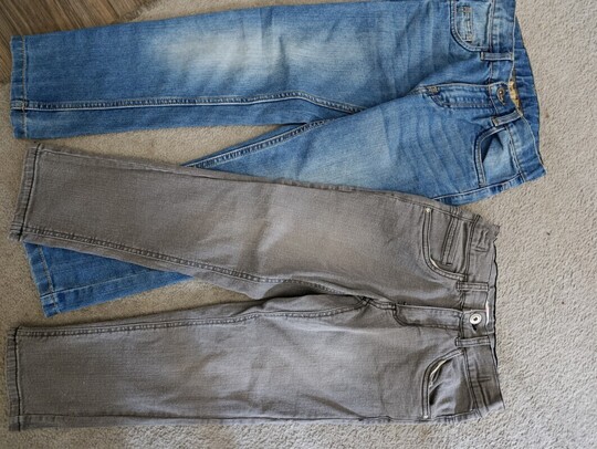 Sprzedam dwie pary jeansów dla chłopca rozmiar 128.Stan 