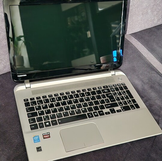 Sprzedam aluminowego i cienkiego laptop Toshiba S-50B. 