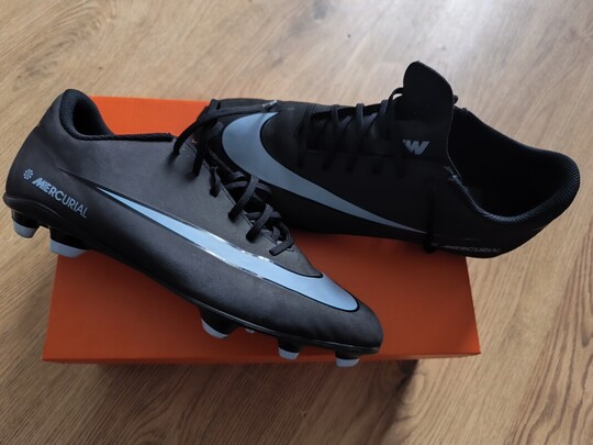 Sprzedam korki Nike Merc roz 45.Ubrane dwa razy na lekcje 