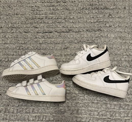 Buty Nike r.26,superstary r.27- używane. Cena za obie 
