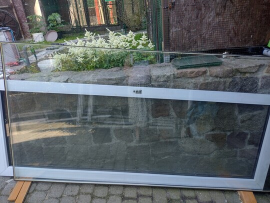 Oddam dwie szyby zespolone. Wymiary 215x115 cm, 205x65 cm. 