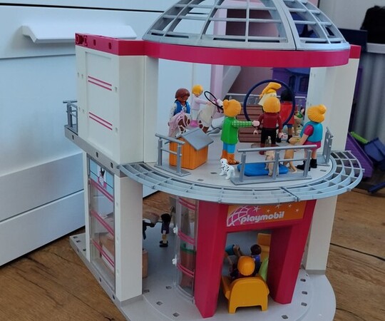 Sprzedam duży zestaw klocków Playmobil. Bazą jest dom 