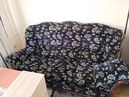 Sofa 3 osobowa mahoniowa. Obicie motyw kwiatowy w barwach 