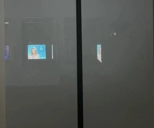 Szafki wiszące, fronty wysoki połysk. 