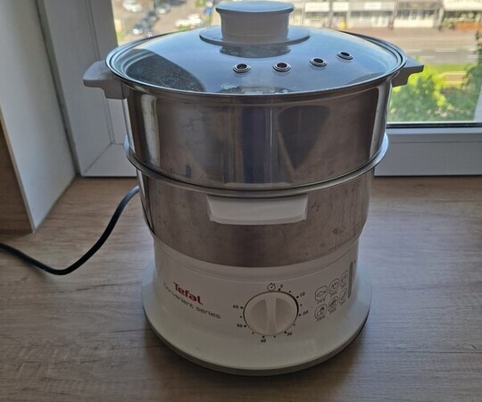 Sprzedam 3 razy użyty parowar Tefal kupiony za 300 zl. 