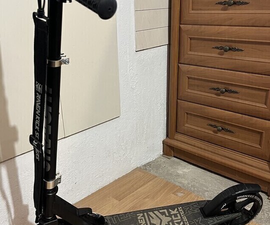 Używana hulajnoga składana marki Raven, model Straight 
