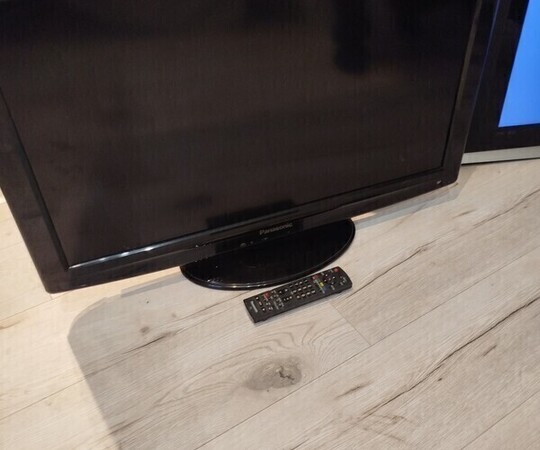 Sprzedam 2 sprawne telewizory z pilotami : Samsung 32 - 