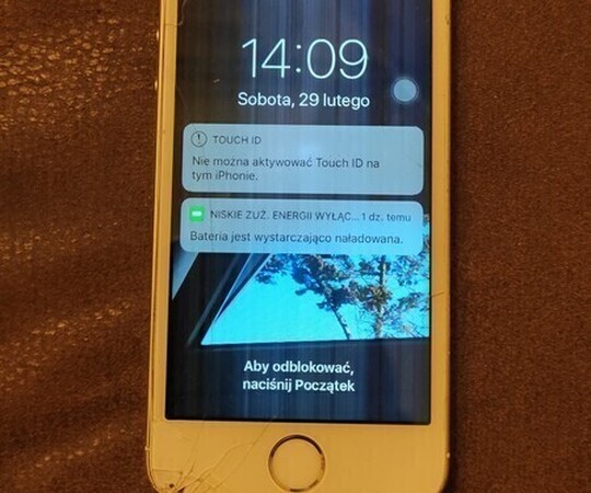 Na sprzedaż iPhone 5S A1457 w kolorze białym. Telefon jest 
