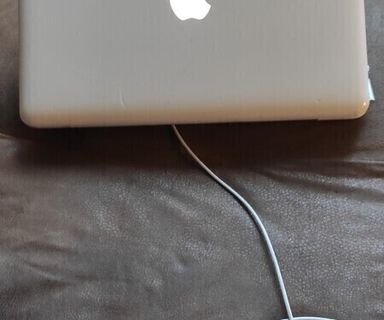 Sprzedam MacBook A1342 w kolorze białym. Komputer jest 