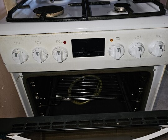 Sprzedam kuchenkę gazowa 4 palnikowa ma piecyk elektryczny 