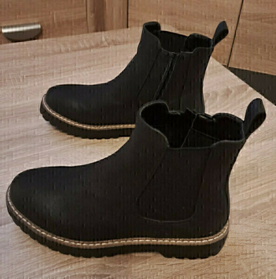 Sprzedam botki czarne r. 38 nowe 