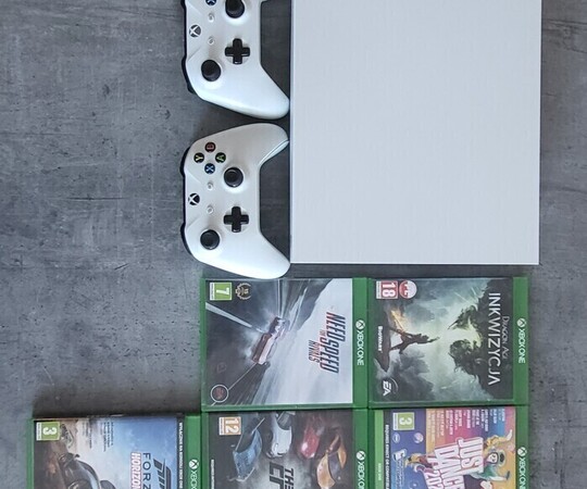 Sprzedam konsolę Xbox One X (model 1787) &ndash; w pełni 
