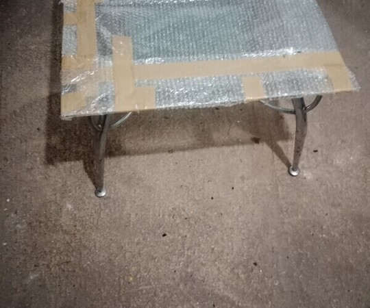 Sprzedam szklany stolik kawowy na metalowych nogach. 