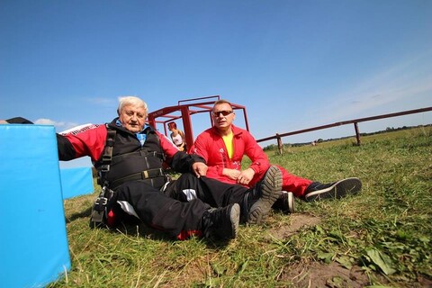 90-latek skacze ze spadochronem! Takie mam czupurne ego