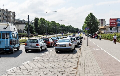 „Blokują pas, stoją nawet na przejściu dla pieszych”