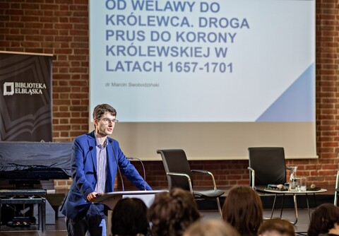 Hołd w bibliotece