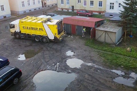 Dziury, wyrwy i zepsute samochody