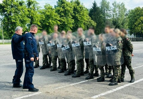 Elbląscy policjanci szkolą żołnierzy służących na granicy